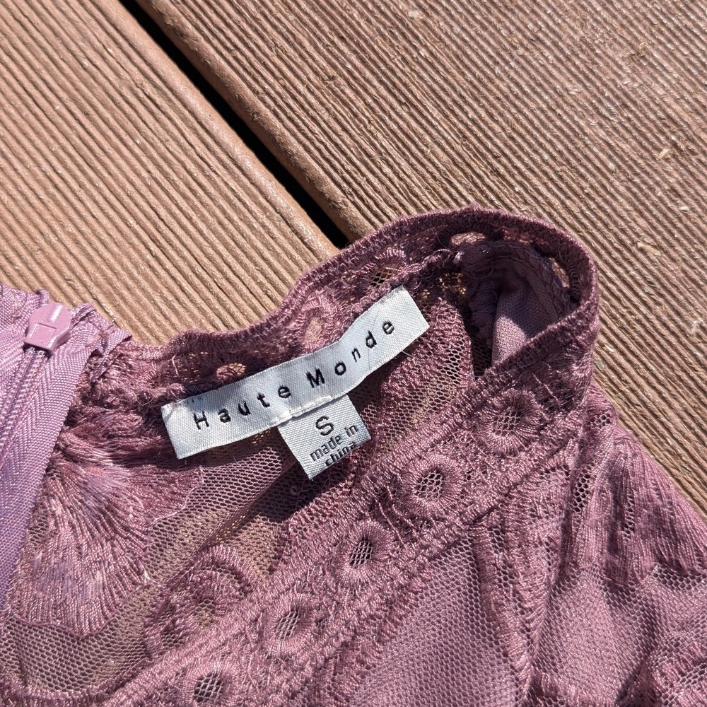 Adorable Women's Mauve Lace Dress Size Small - Picture 2 of 5